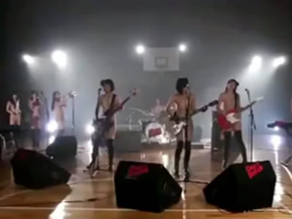 島國裸體女搖滾樂隊表演