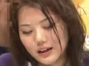 島國女主持在做節目時強迫顏射