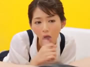 日本正妹蹲著享受口交